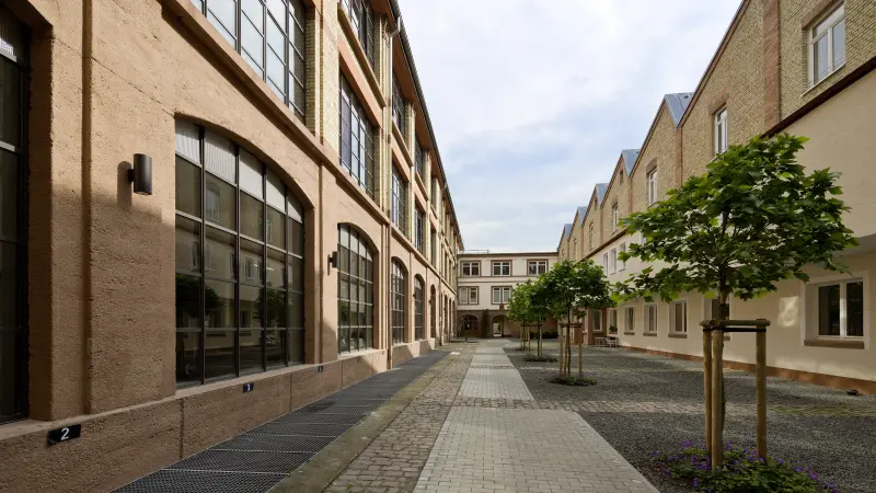 Straße mit zwei roten Häuserfronten