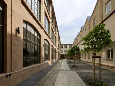 Straße mit zwei roten Häuserfronten