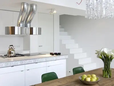 moderne offene Küche mit Esstisch und Treppe in die obere Etage