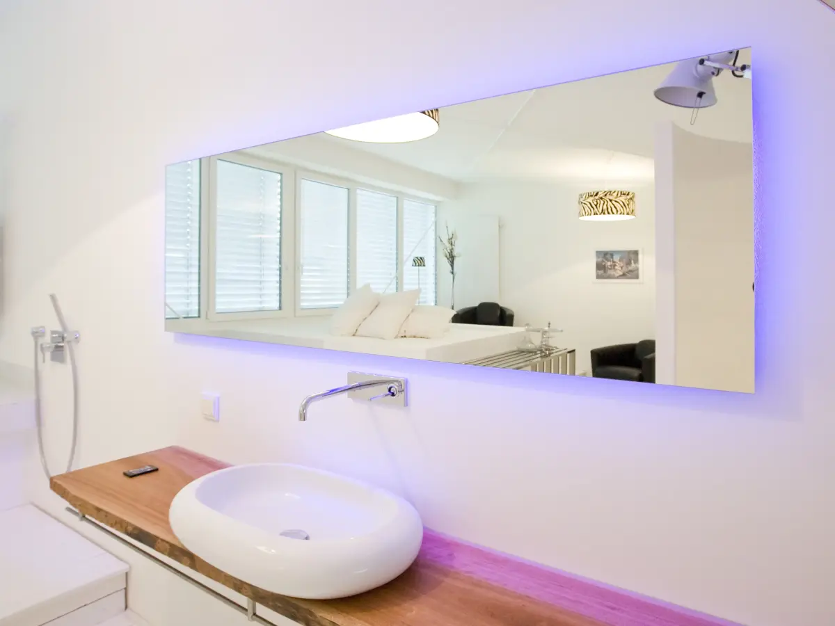 Das steuerbare LED-Licht im Badbereich verleiht dem Whiteloft einige wenige, farbige Akzente