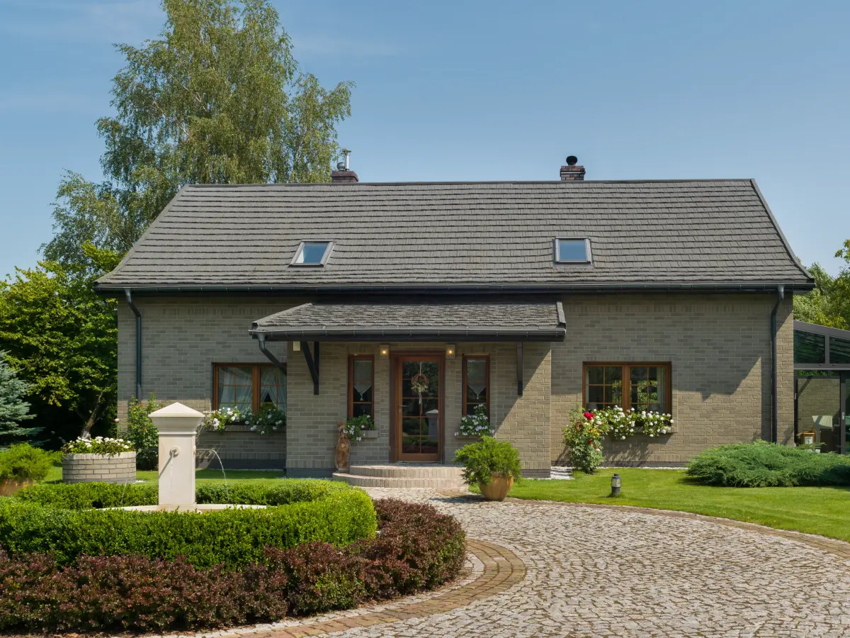 Frontansicht des Wohnhauses mit neuer Fassade