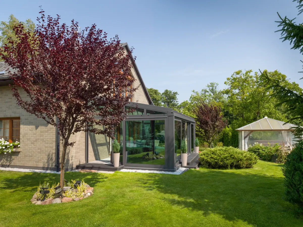 Seite des Hauses mit verglastem Wintergarten