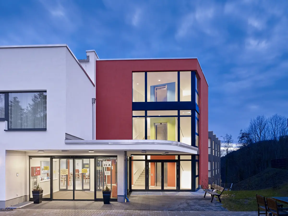 Außenansicht eines Seniorenheims mit roten und weißen Wänden
