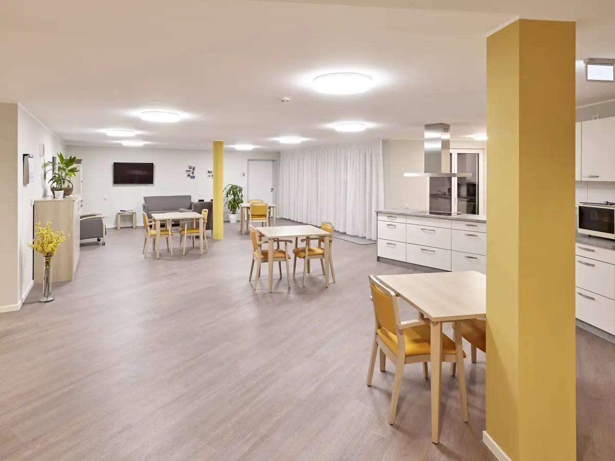 Interieur eines Seniorenheims mit gelben und weißen Wänden