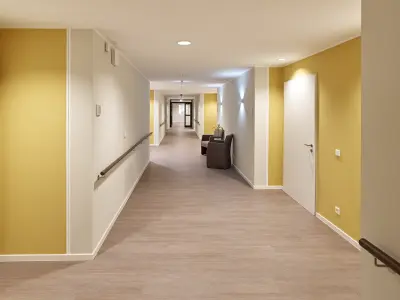 Interieur eines Seniorenheims mit gelben und weißen Wänden