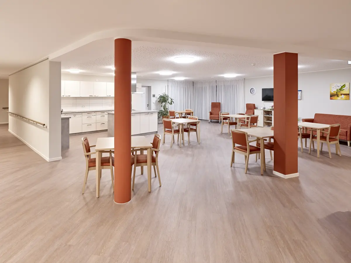 Interieur eines Seniorenheims mit orangefarbenen und weißen Wänden