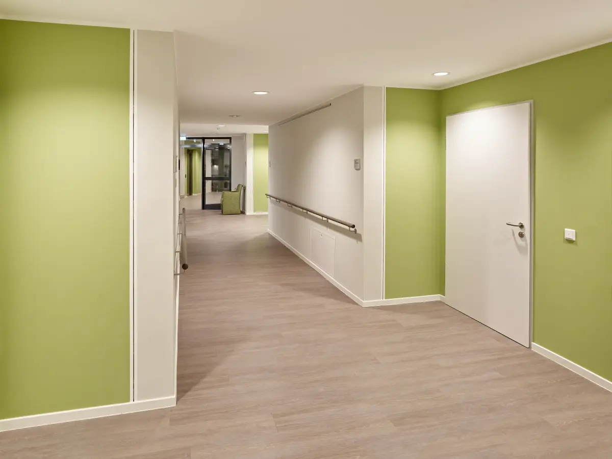 Interieur eines Seniorenheims mit grünen und weißen Wänden
