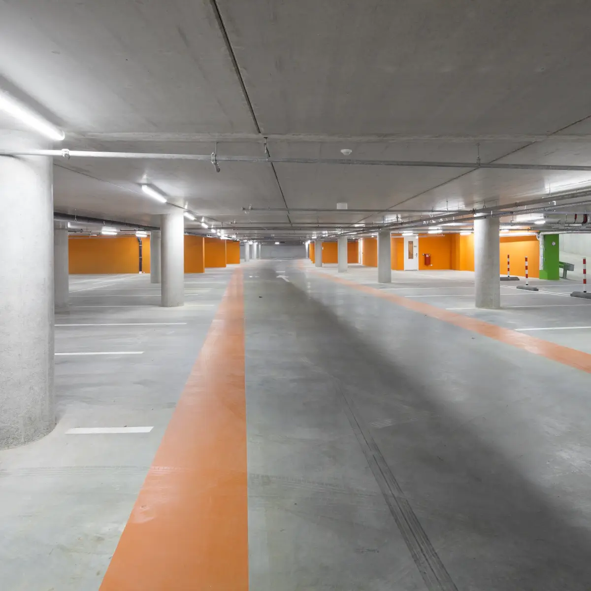 Parkhaus mit kräftigem orange an der Wand