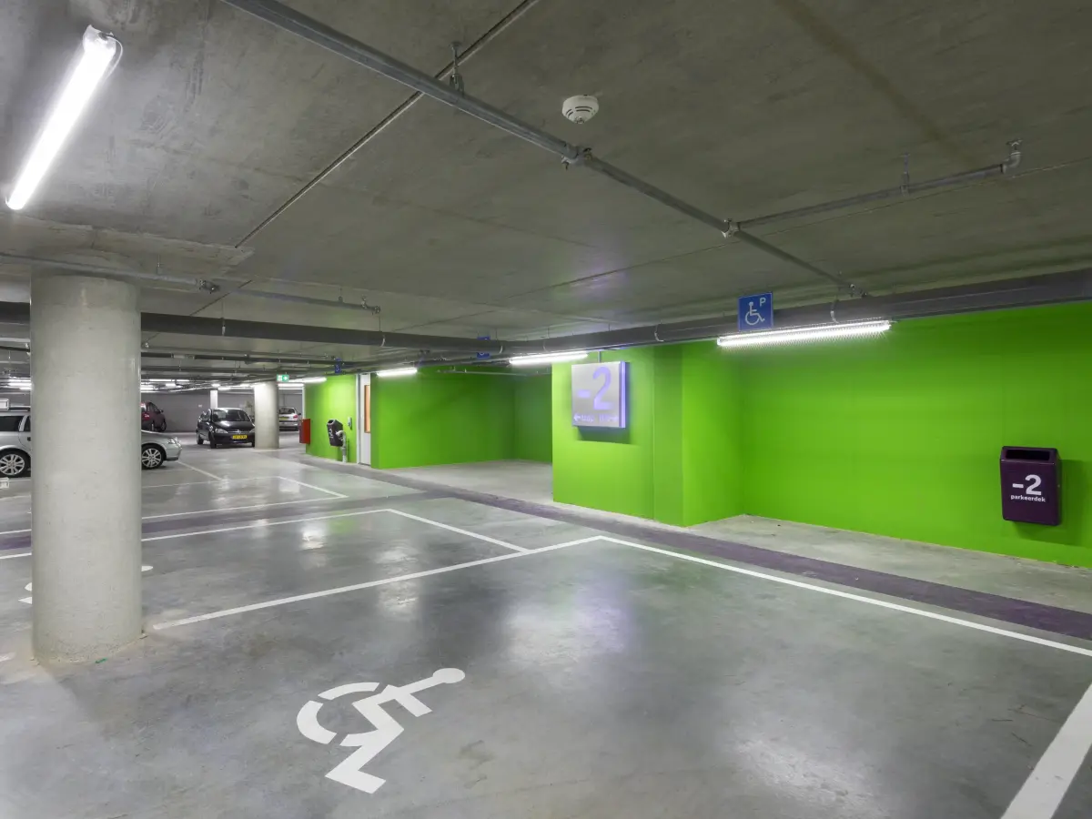 Parkhaus mit knallgrüner Wand