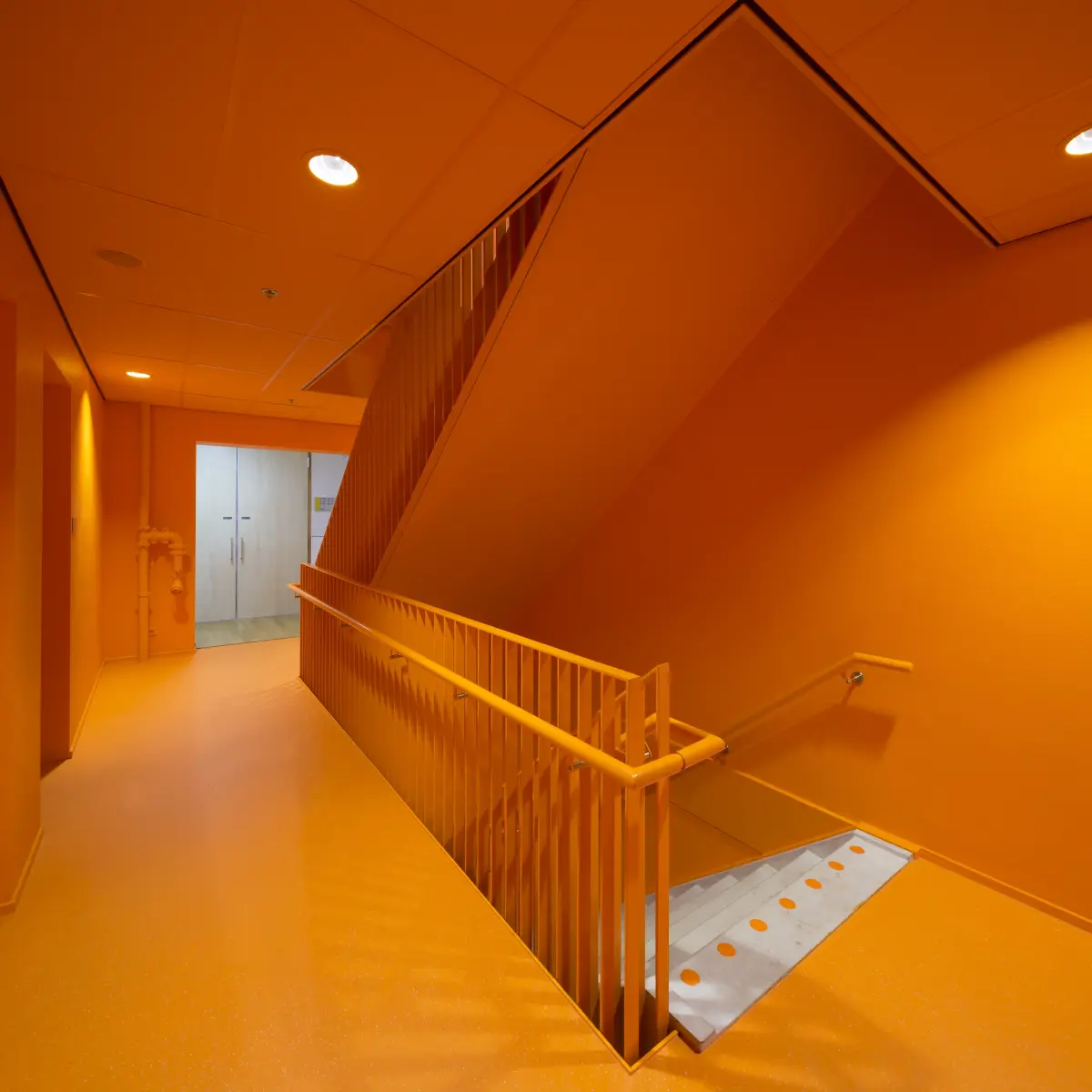 Flur im knalligen Orange 