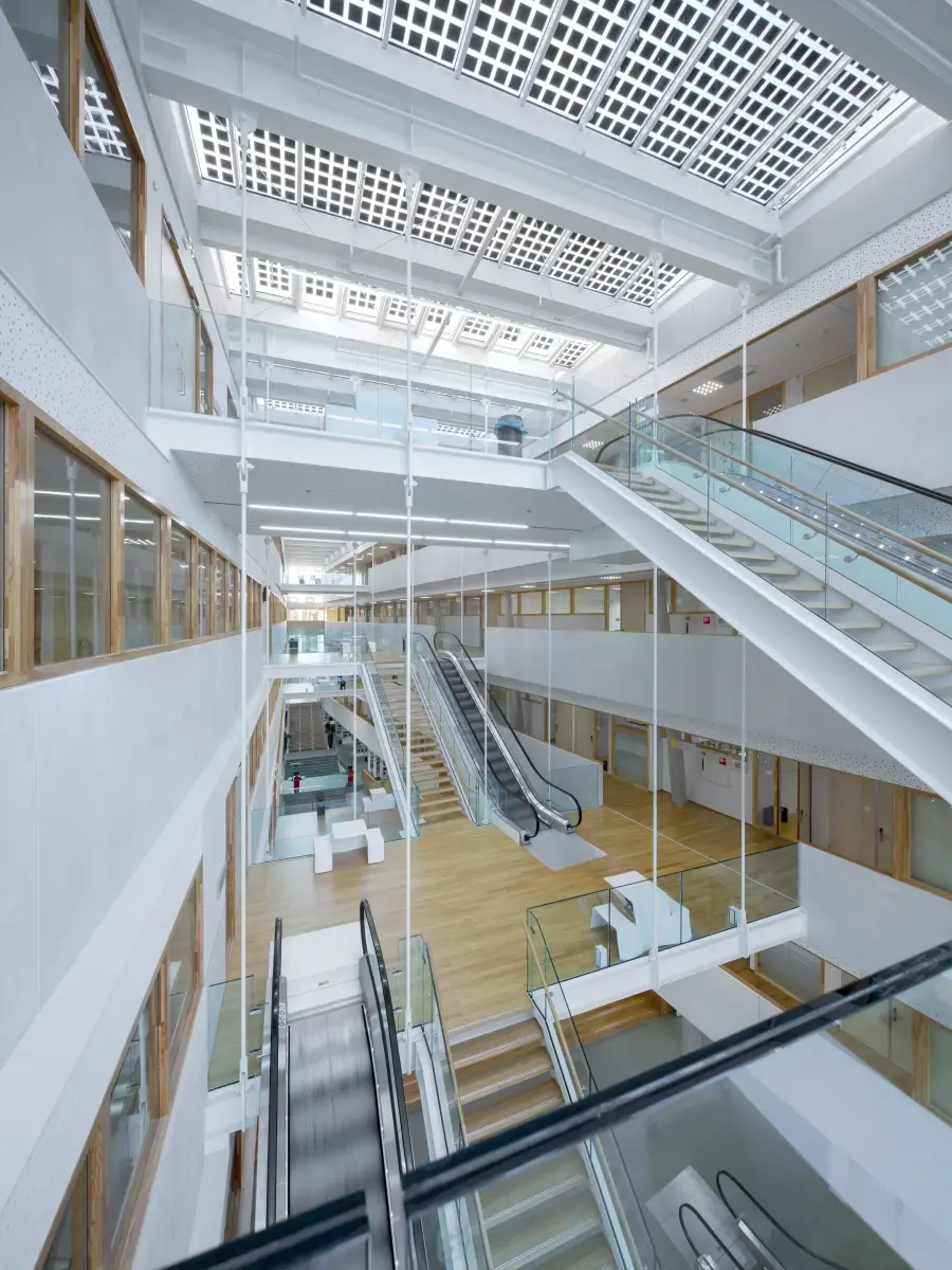 großes Foyer mit vielen Rolltreppen und Glas