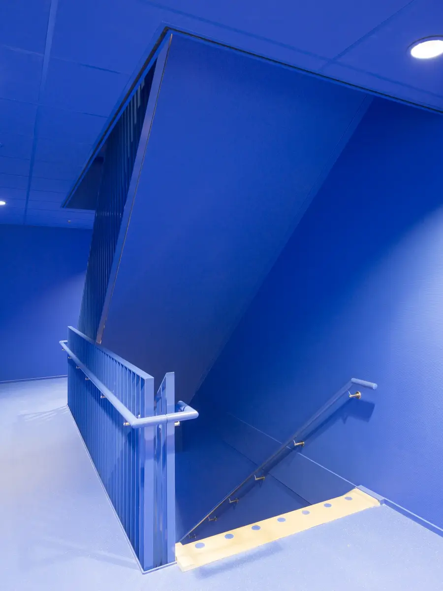 sattes blau im Treppenhaus