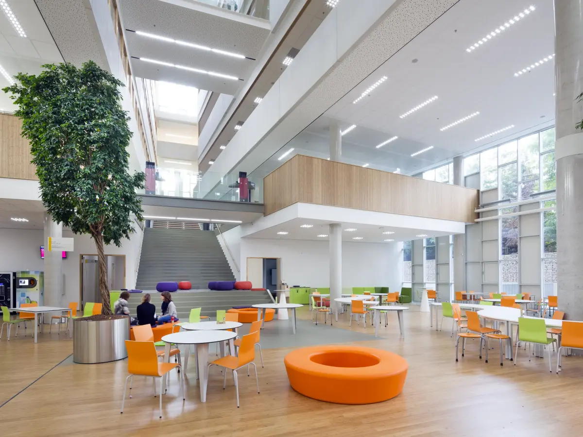 Lobby mit bunten Sitzmöglichkeiten