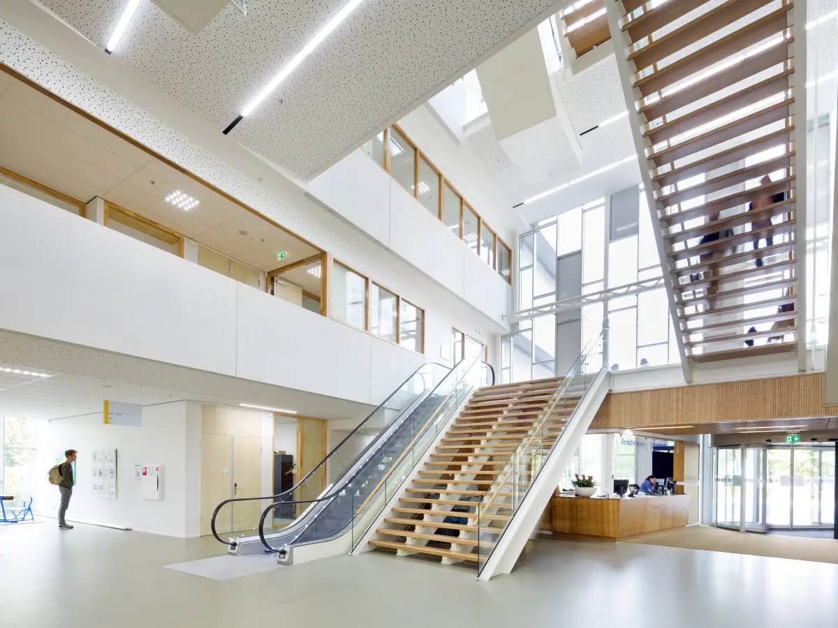 Foyer Blick von unten nach oben mit Rolltreppe und Glasfront