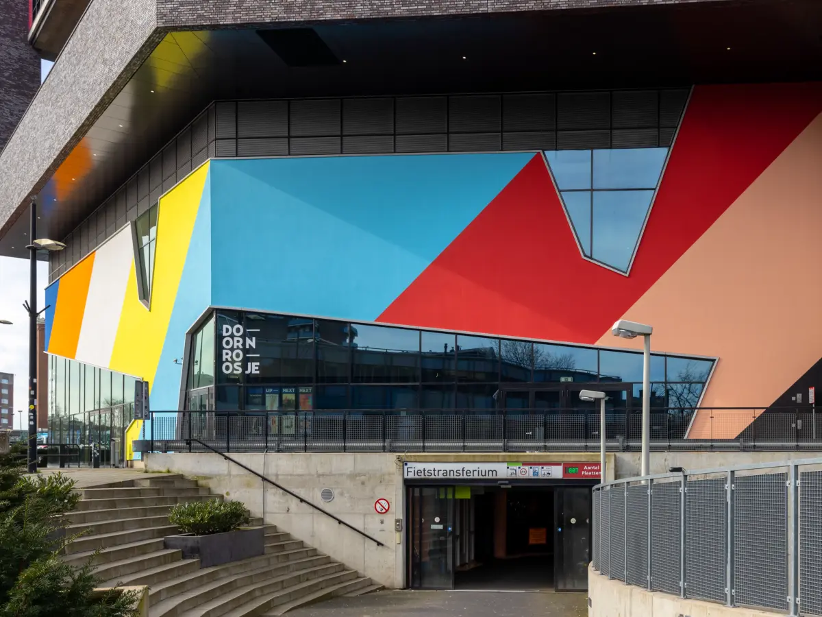 Bunte Fassadenfront mit viel Glas