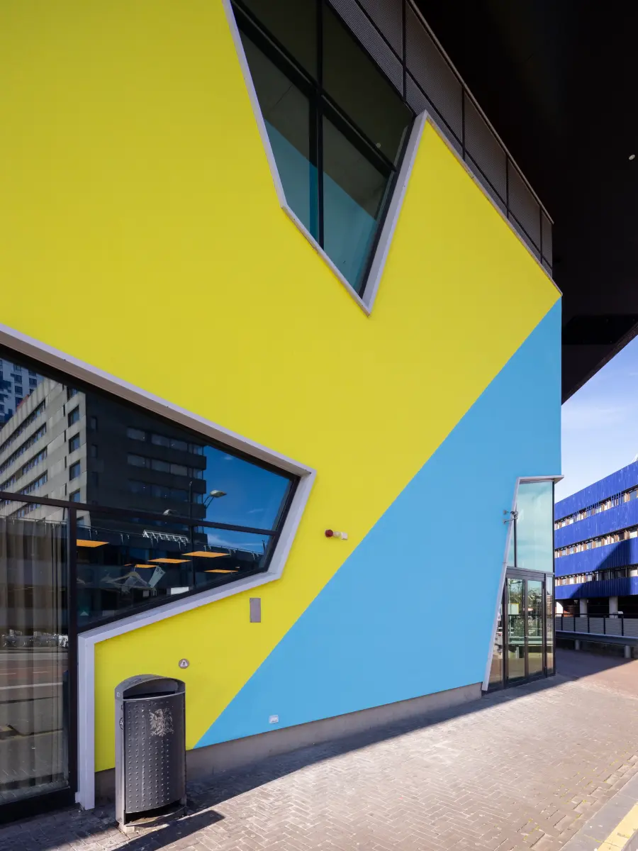 Fassadenteil in Grün-Blau