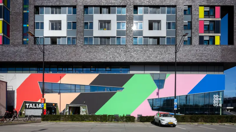 Die bunte Fassade in Regenbogenfarben
