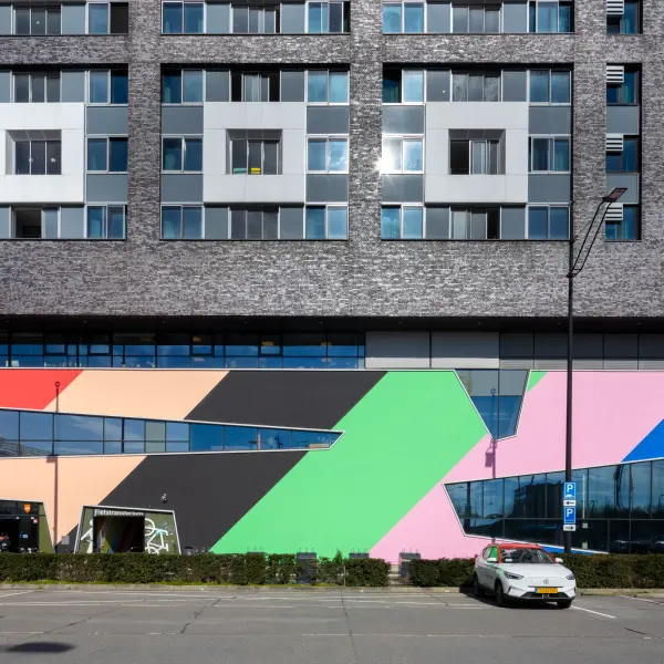 Die bunte Fassade in Regenbogenfarben