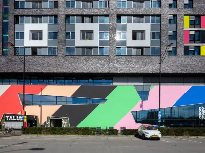 Die bunte Fassade in Regenbogenfarben