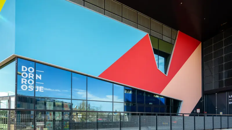 bunte Fassade eines großen Gebäudes
