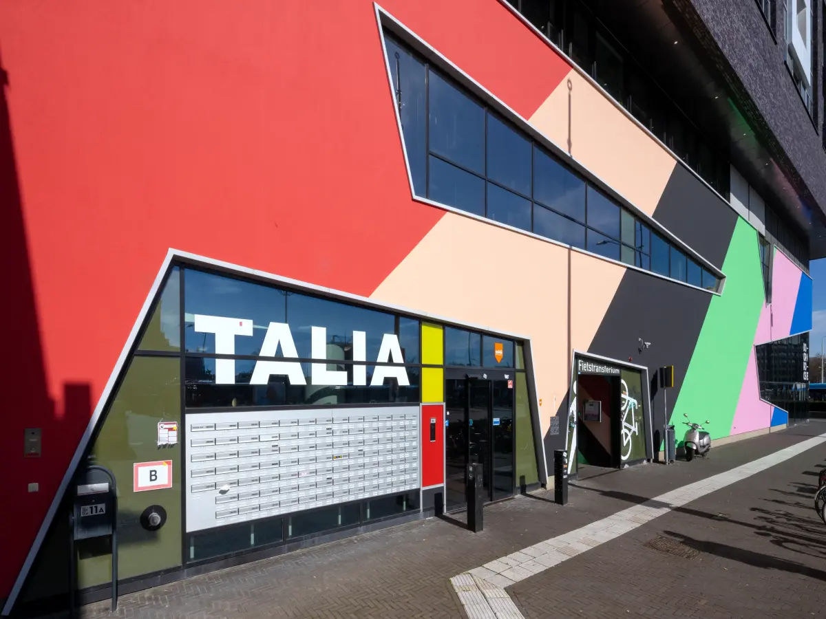 Briefkästen in die Fassade eingelassen