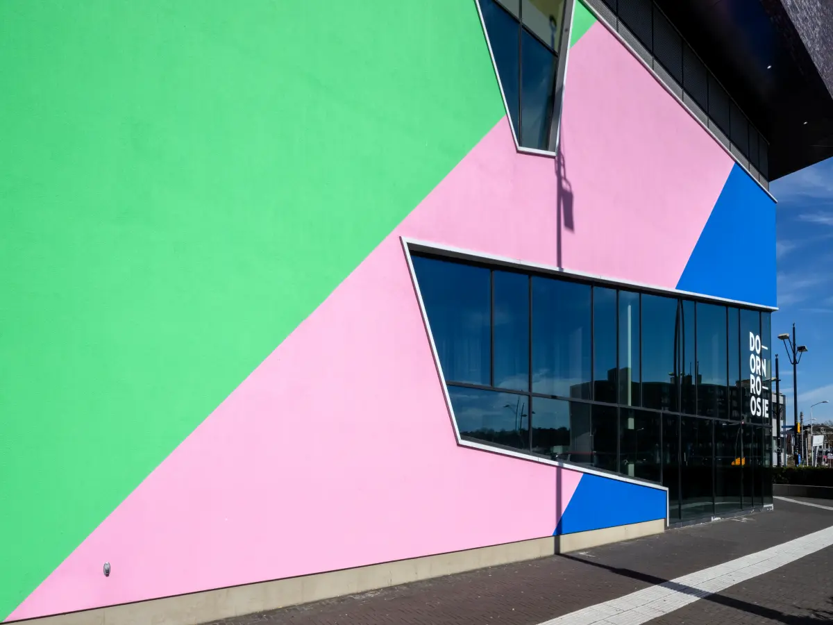 Buntgestrichene Fassade