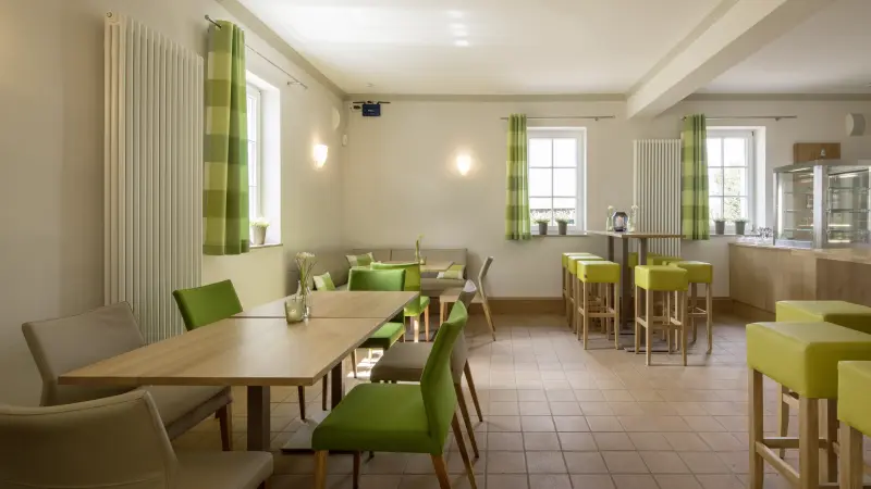 ein weiß-beiges Interieur eines Cafés