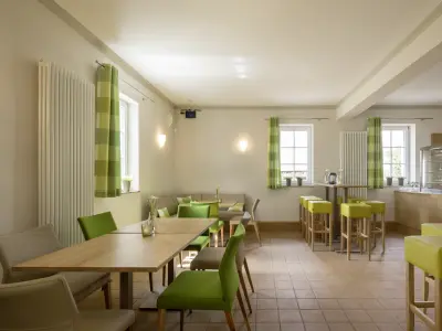 ein weiß-beiges Interieur eines Cafés