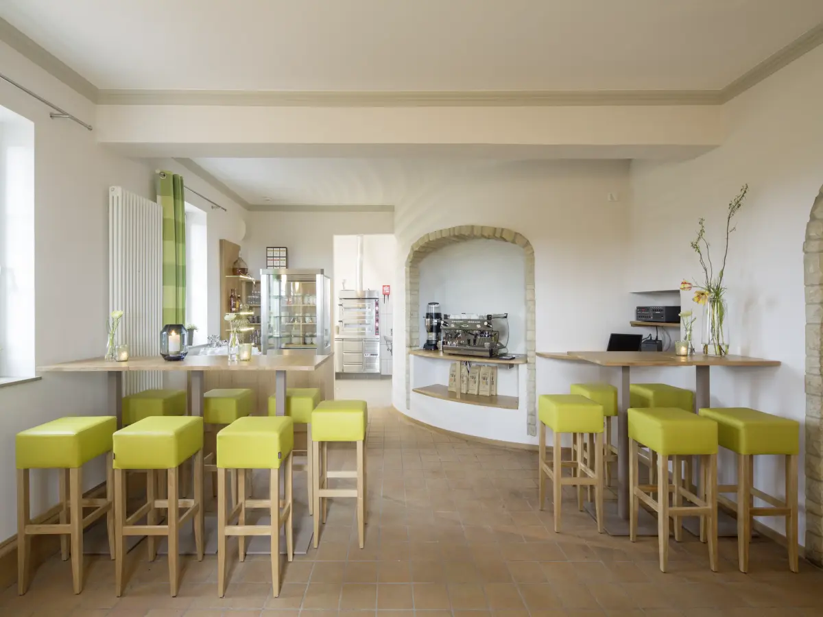 ein weiß-beiges Interieur eines Cafés