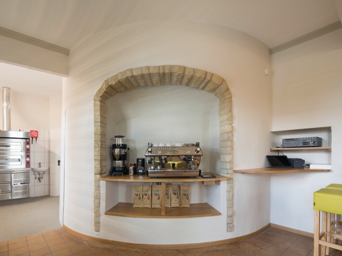 ein weiß-beiges Interieur eines Cafés