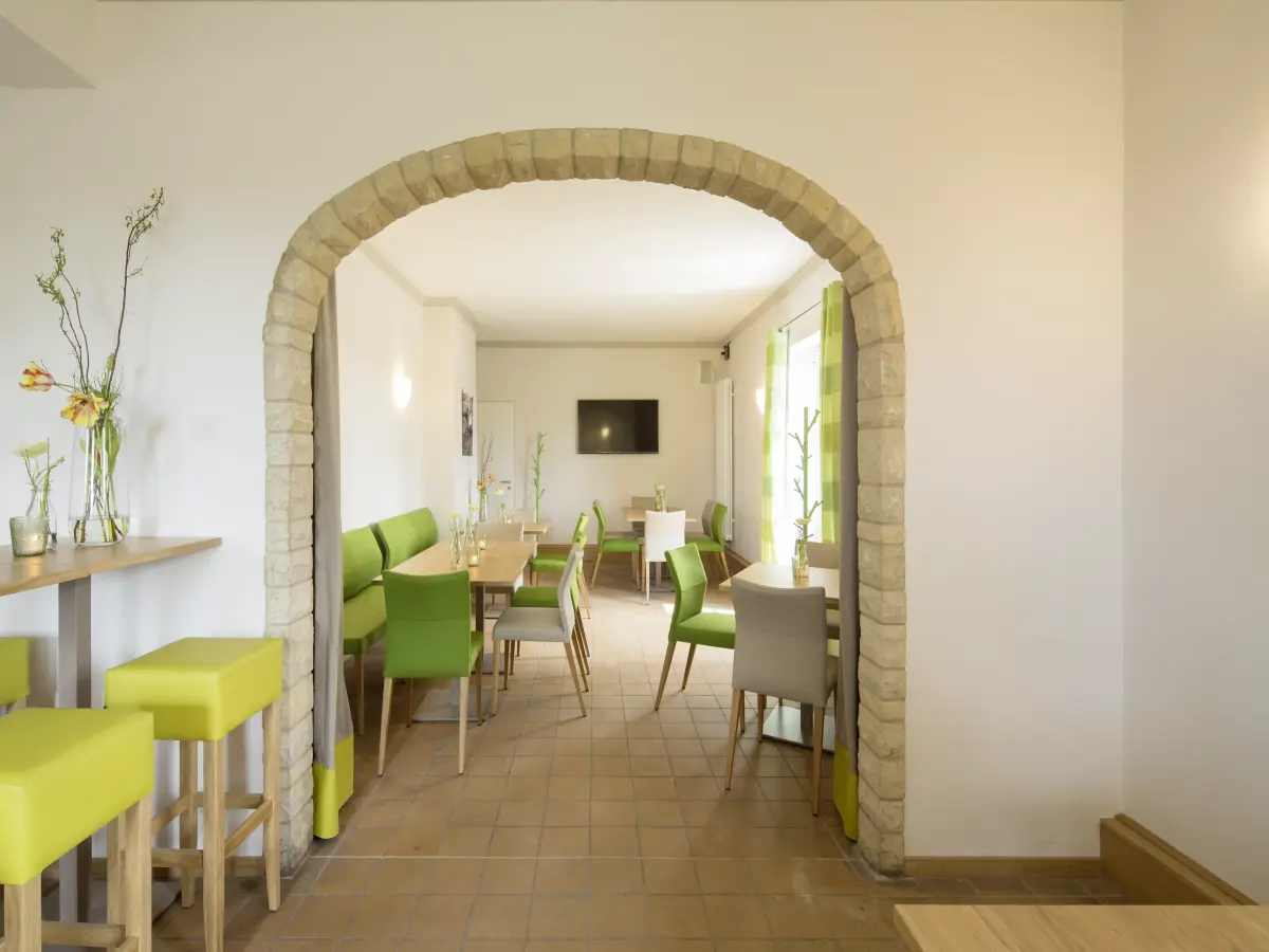ein weiß-beiges Interieur eines Cafés
