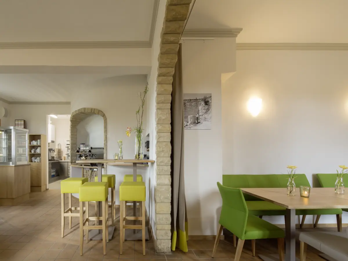 ein weiß-beiges Interieur eines Cafés