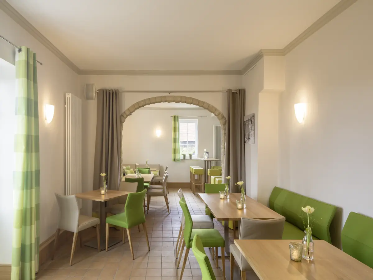ein weiß-beiges Interieur eines Cafés