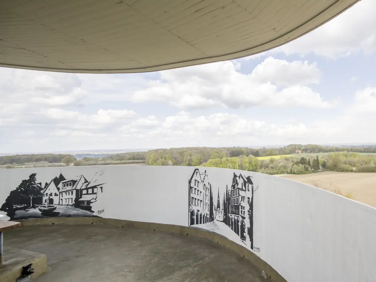 eine geschwungene Terrasse mit weißen Wänden