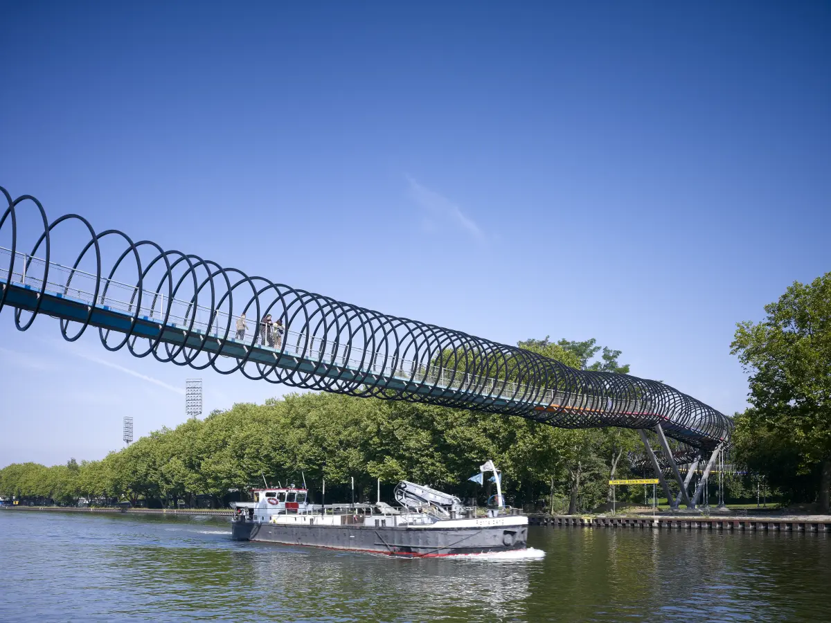 eine Brücke mit einer spiralförmigen Struktur um sie herum