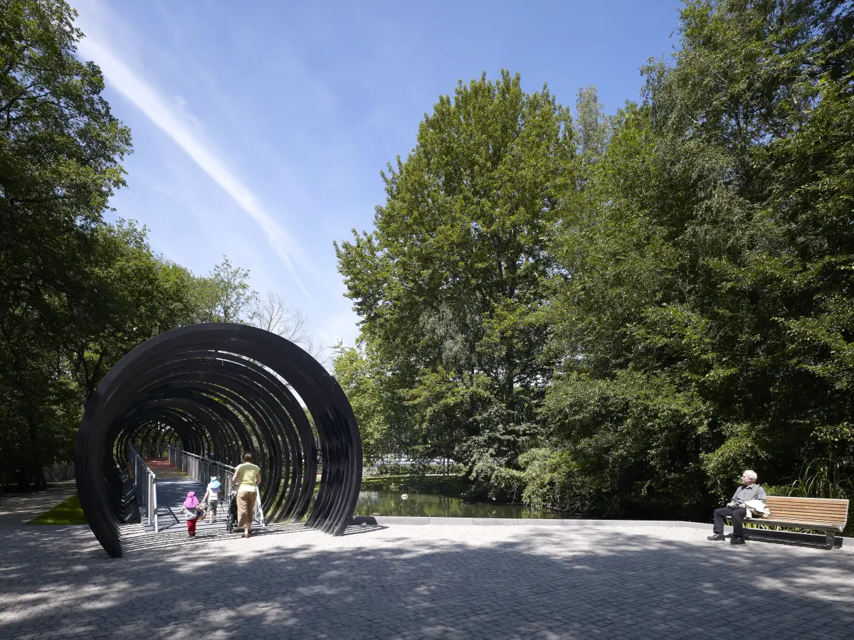 eine Brücke mit einer spiralförmigen Struktur um sie herum