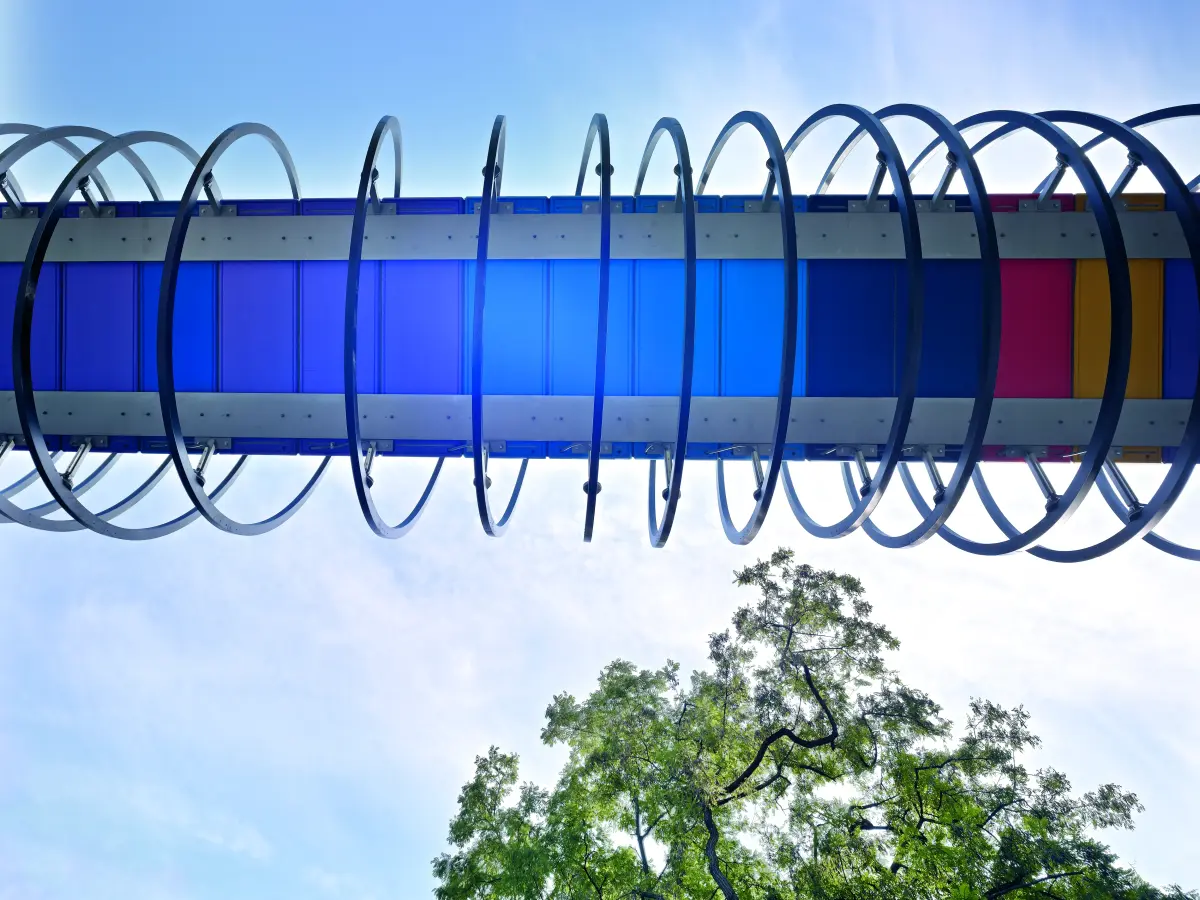 eine Brücke mit einer spiralförmigen Struktur um sie herum