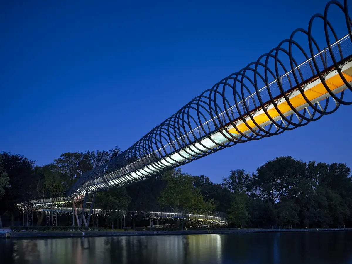 eine Brücke bei Nacht mit bunten Lichtern