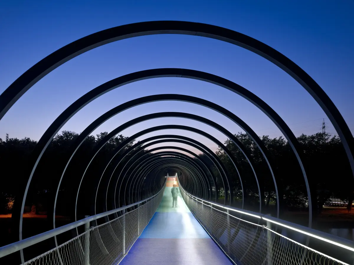 eine Brücke bei Nacht mit bunten Lichtern