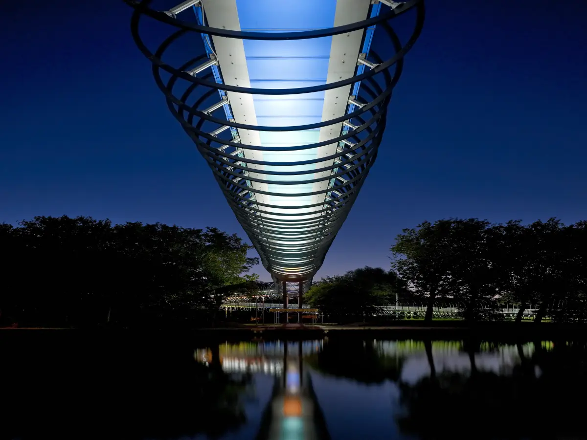 eine Brücke bei Nacht mit bunten Lichtern