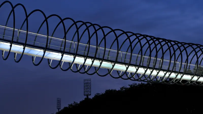 eine Brücke bei Nacht
