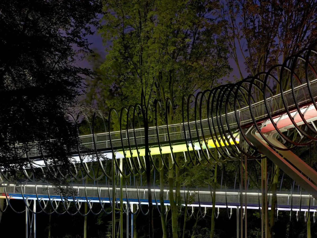 eine Brücke bei Nacht mit bunten Lichtern