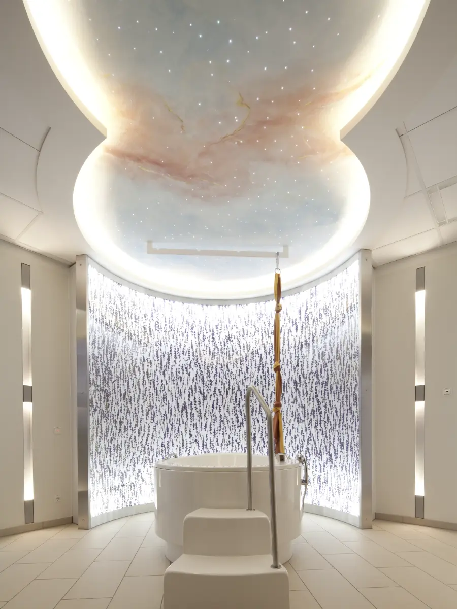 Entbindungsraum mit Badewanne und Sternenhimmel