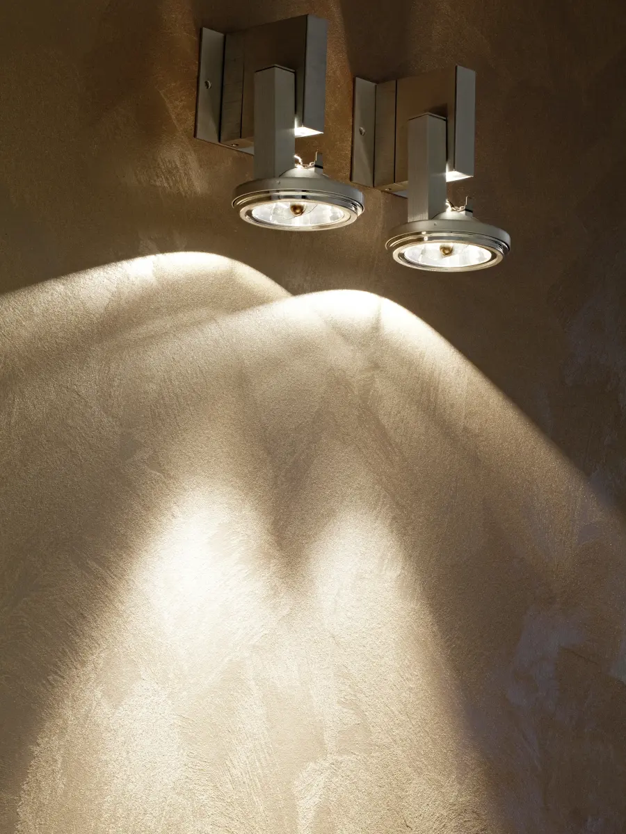 beige Wand mit Strahler 