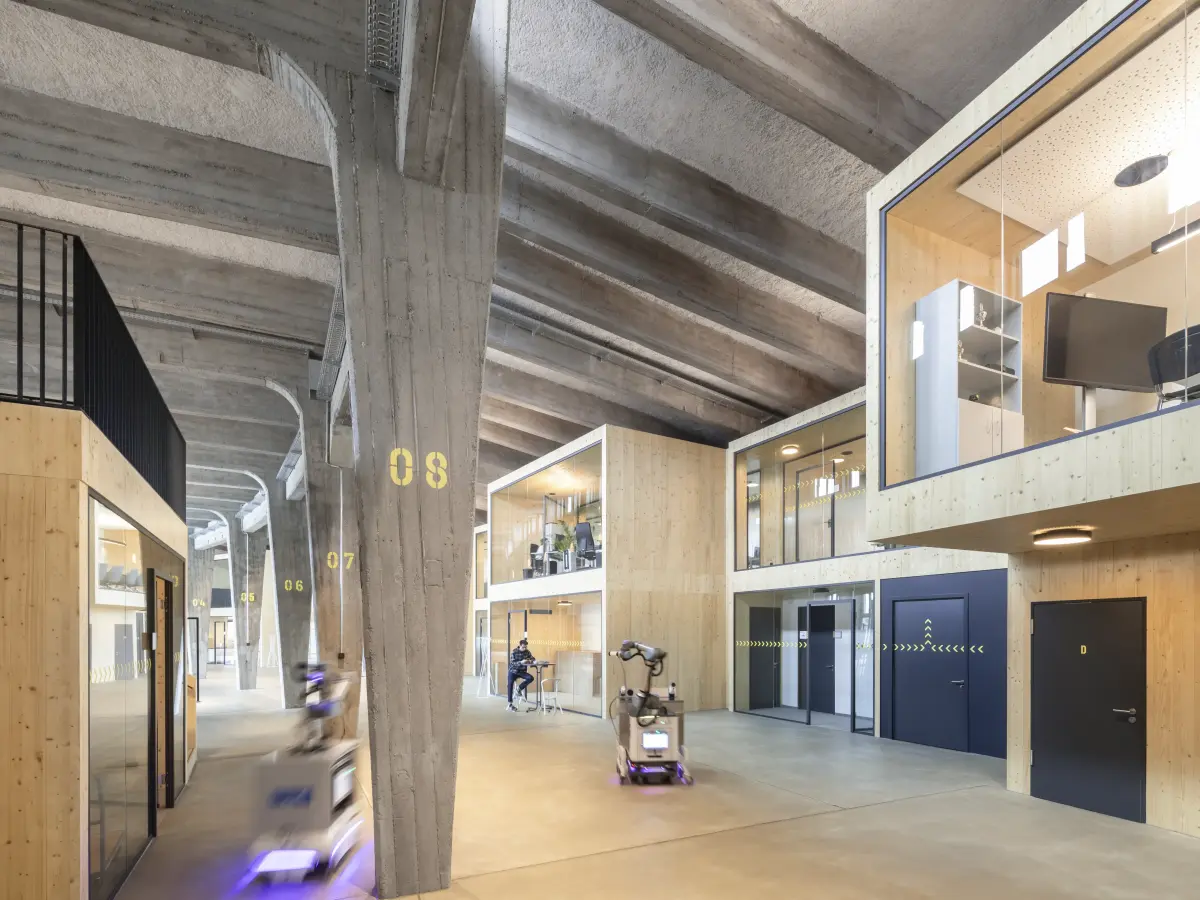 Großer heller Innenraum mit beigefarbenem Stein