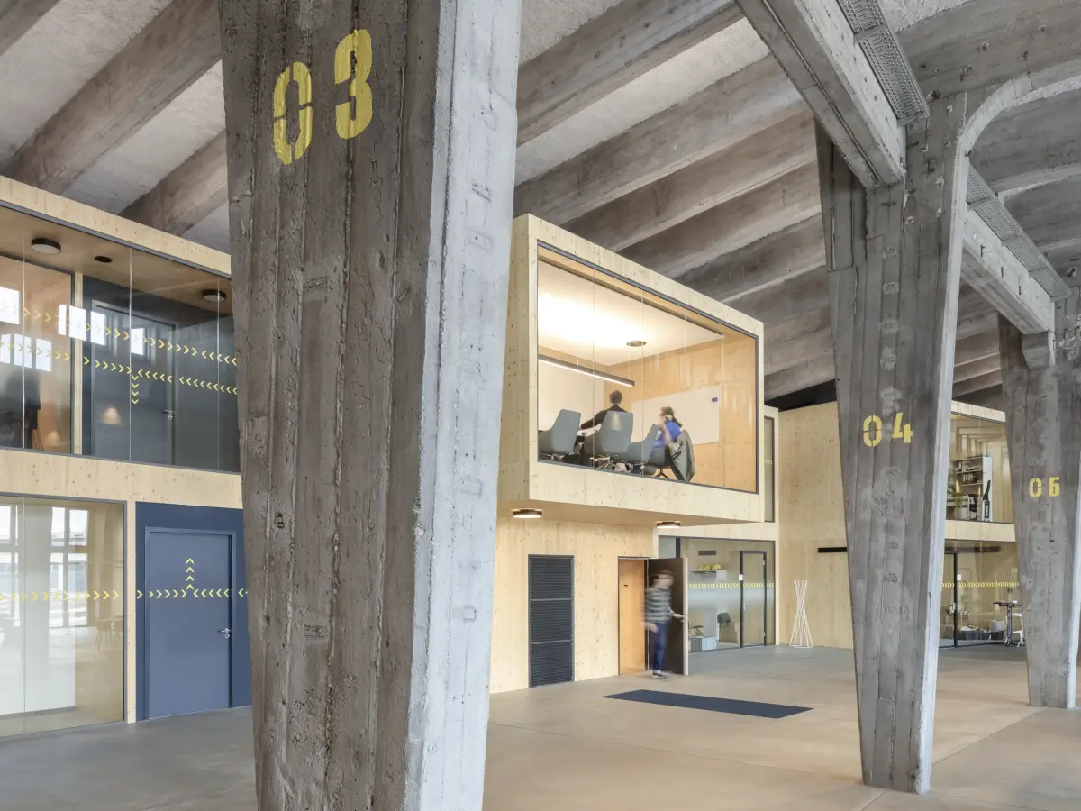 Hell gestalteter Innenraum mit Arbeitsräumen