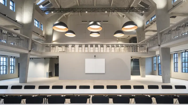 Lange Fassade im dunklen Licht