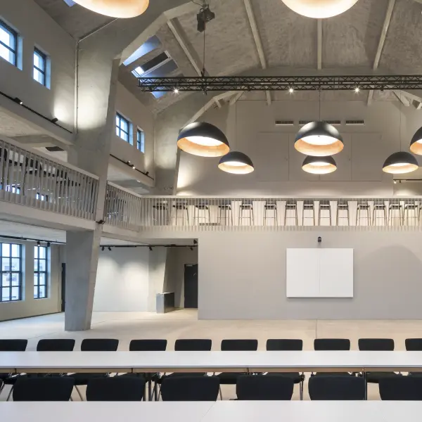 Ein Veranstaltungssaal mit grauen Innenwänden.