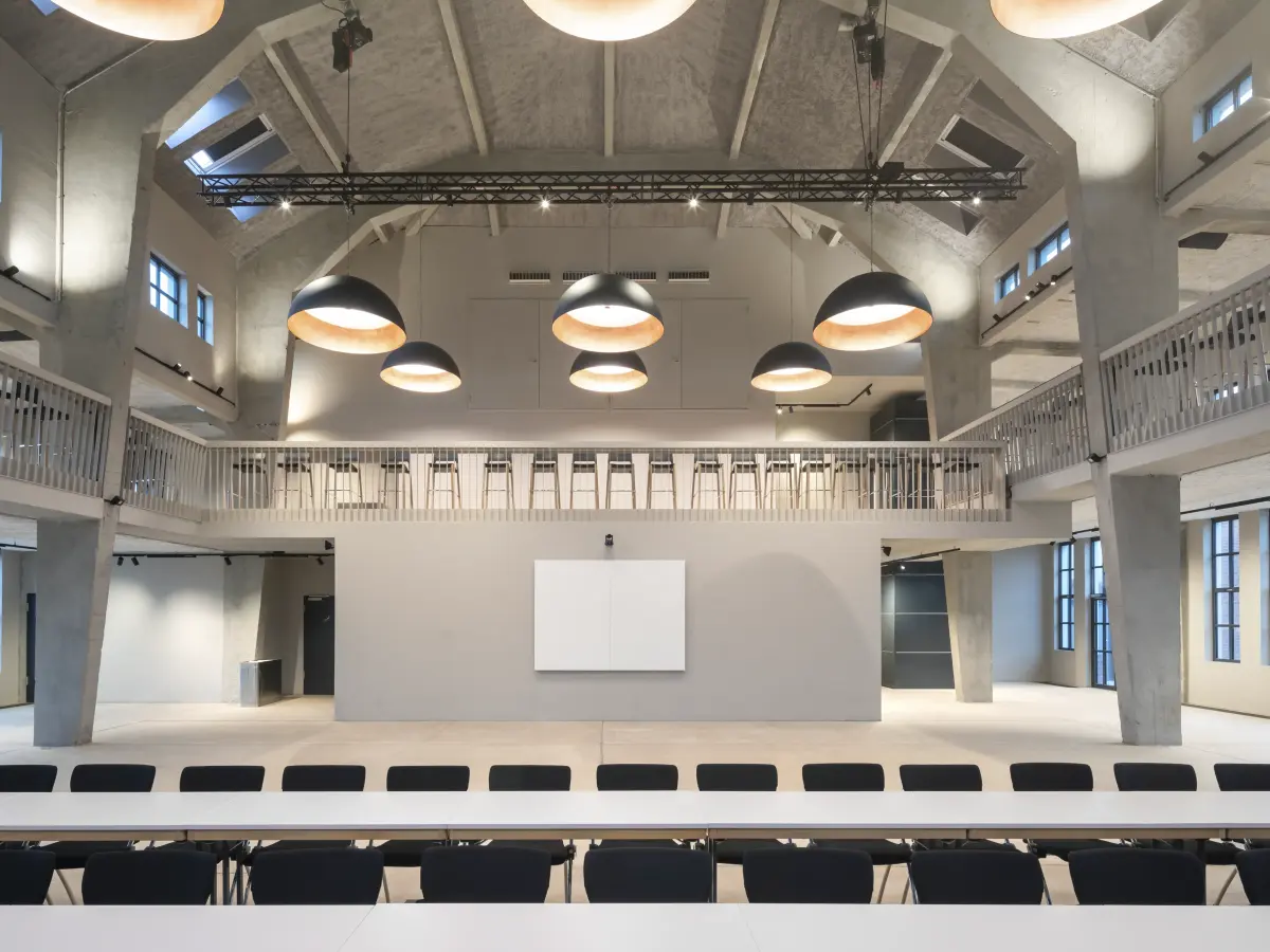 Offen gestalteter Präsentationsraum