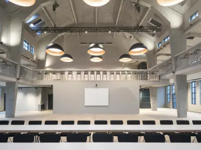 Lange Fassade im dunklen Licht